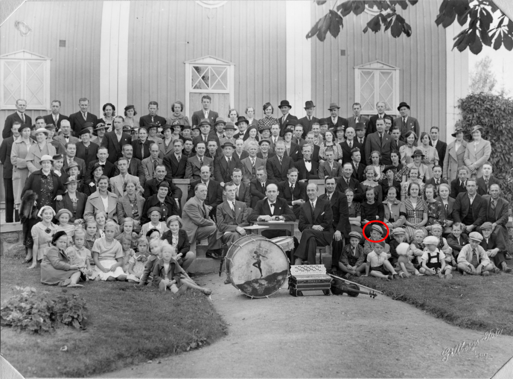 Gruppfoto av personalen vid Folkets Park i Linköping. Tage är pojken med den röda ringen och kepsen på sned.